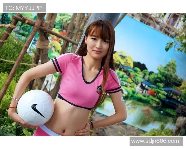 足球明星度假时尚美女展现迷人风采引领潮流风尚